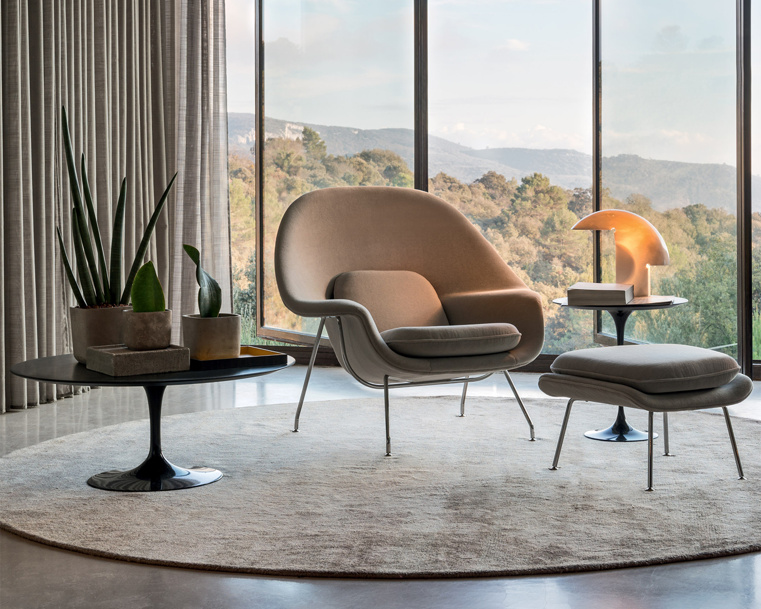 Bestsellers Womb Chair with Ottoman and Saarinen Tables