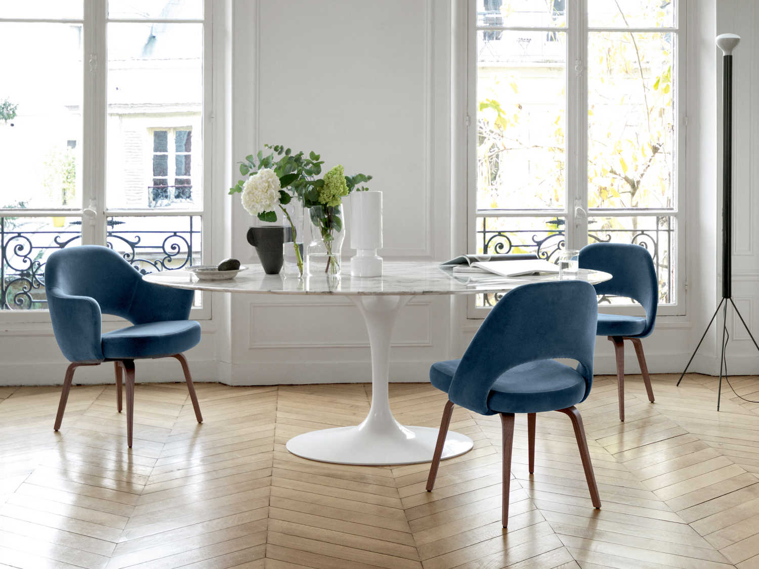 Saarinen Dining Table and Saarinen Executive Chairs