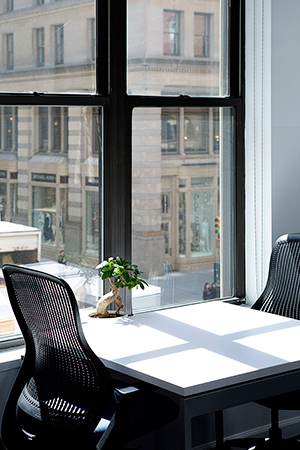 Situated in New York City’s Flatiron District, the heart of Silicon Alley, Civic Hall occupies the second floor of an ornate 19th century building. Large windows integrate the city flavor one flight down. | Featured: ReGeneration by Knoll Work Chairs, Antenna Workspaces Tables